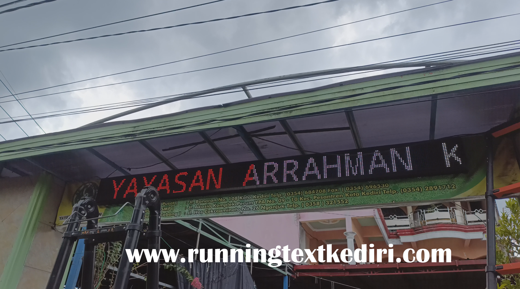 <p>Apa itu Running Text dan fungsinya? Running Text adalah sebuah layar elektronik yang menampilkan teks berjalan secara horizontal atau vertical umumnya alat ini menggunakan teknologi led yang hemat energi dan terang. Sehingga bisa dilihat dengan jelas meskipun di siang hari. Fungsi Running Text sangat beragam yaitu : Memberikan informasi kepada pelanggan atau Masyarakat umum, Menampilkan jam dan tanggal secara real &ndash; time, Alat komunikasi internal di instansi pemerintahan atau swasta , Menyampaikan pesan sosial, agama atau edukatif. Running Text kini tidak hanya digunakan di toko atau kantor, tetapi juga di tempat ibadah, sekolah, rumah sakit, bahkan untuk acara nikahan dan kegiatan oudoor.</p>